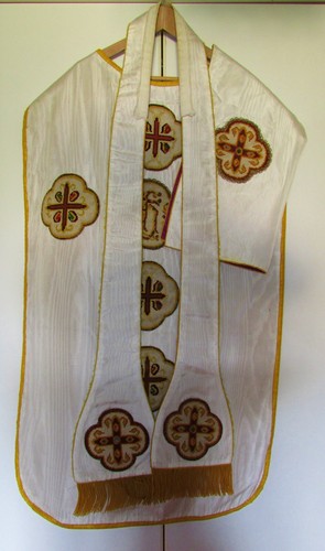 Chasuble ancienne brodee - chasuble,